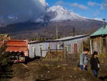 Sernageomin mantiene Alerta Roja y espera nuevos pulsos eruptivos en el volcán Calbuco