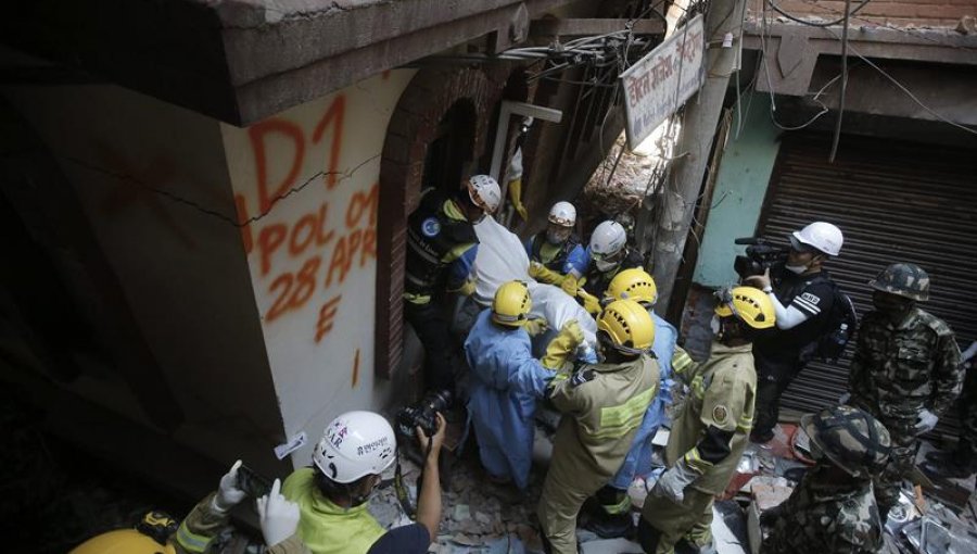 Los muertos por el terremoto de Nepal superan los 7.500 y los heridos 14.400