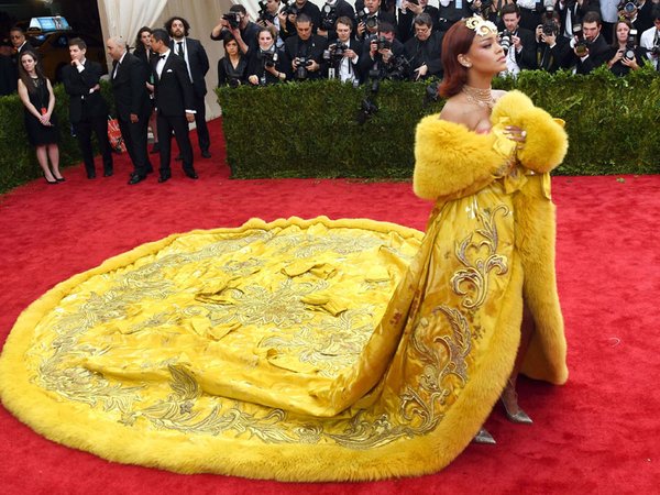 Rihanna sufrió un accidente en su vestuario transparente y mostró más de la cuenta