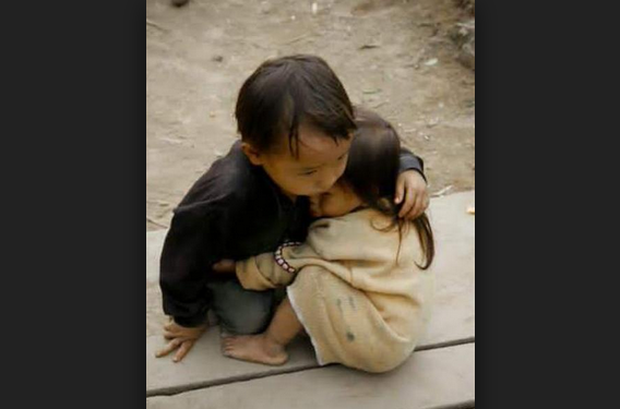 Esta es la verdadera historia de la conmovedora foto de los "hermanos de Nepal"