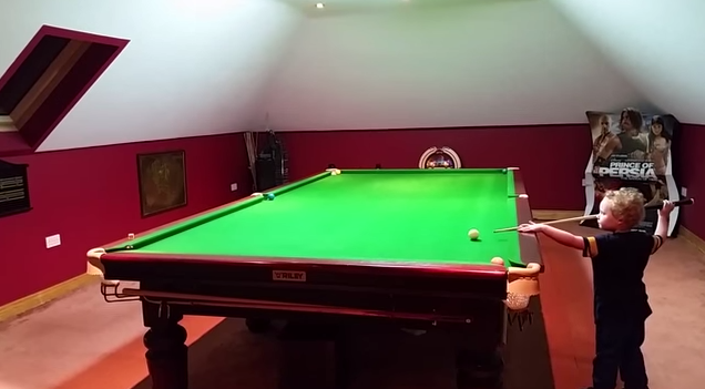 Video: Menor de 3 años sorprende con increíbles jugadas de pool