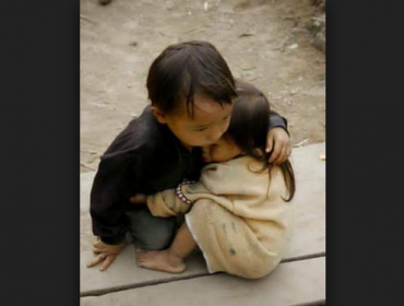 Esta es la verdadera historia de la conmovedora foto de los "hermanos de Nepal"