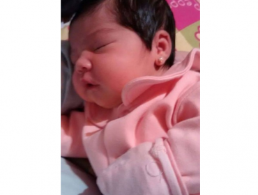 Pareja de ex chicos Yingo presentan a su hija recién nacida