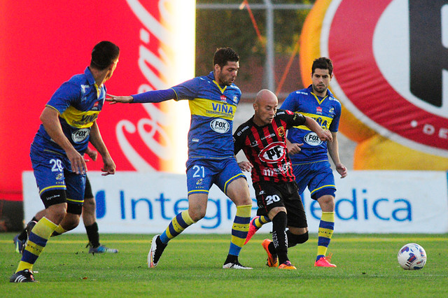 Nicolás Peñailillo cobra fuerza para ser el lateral izquierdo de la U