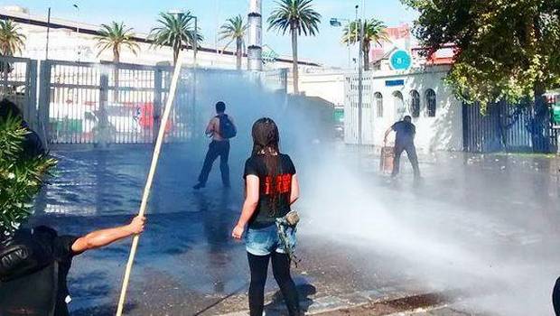 Incidentes se registraron entre manifestantes y Carabineros a las afuera de la Usach