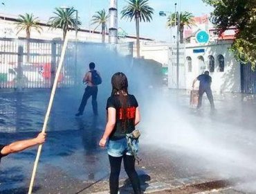 Incidentes se registraron entre manifestantes y Carabineros a las afuera de la Usach