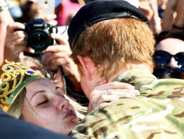 Guapa Joven besa al príncipe Harry y le pide matrimonio