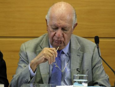 Ricardo Lagos no cree que deba existir incertidumbre sobre el cambio de gabinete