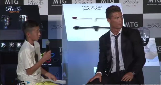 Video: La tierna defensa de Cristiano Ronaldo a un pequeño fans japonés