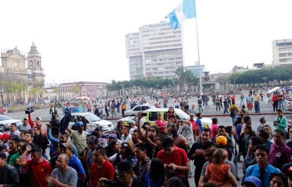 Guatemaltecos celebran en la calle renuncia de vicepresidenta Baldetti