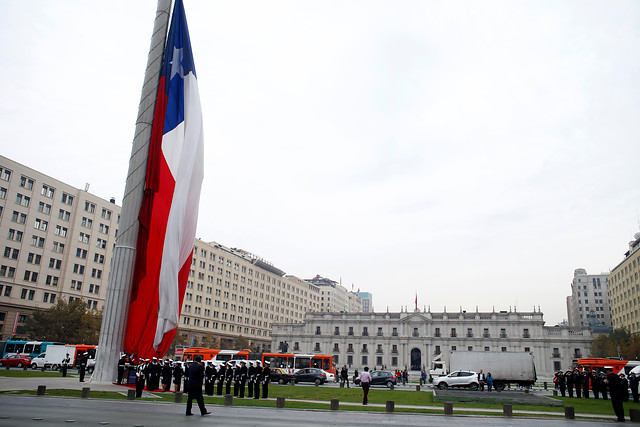 Ministro y Armada conmemoran Mes del Mar con izamiento de Bandera Bicentenario