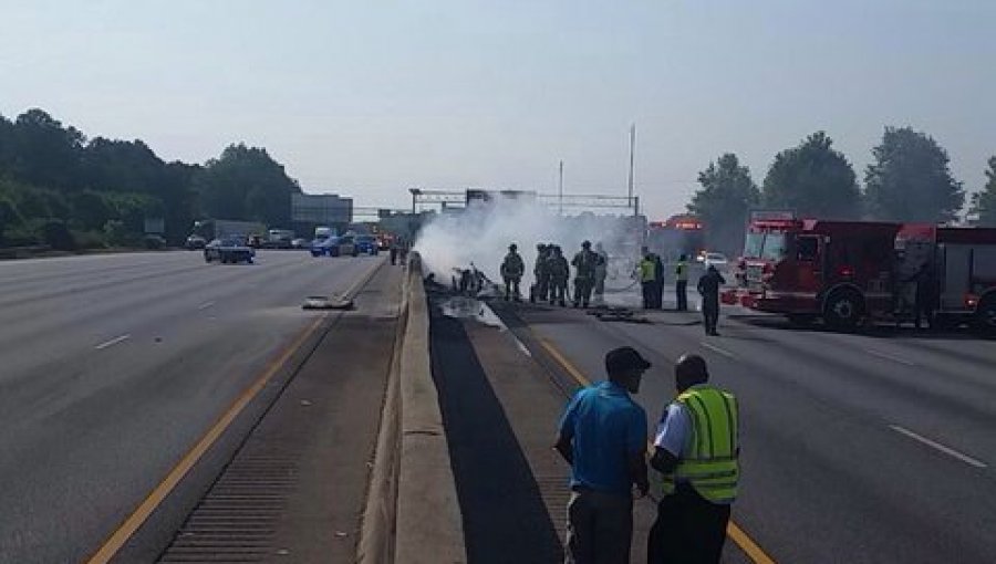 Avioneta se estrella en autopista en Atlanta y mueren cuatro personas