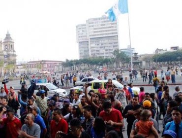 Guatemaltecos celebran en la calle renuncia de vicepresidenta Baldetti