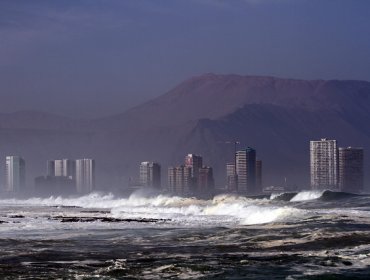 Armada emite alerta por fuertes marejadas entre regiones de Arica y Aysén