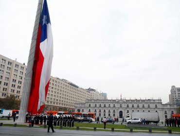 Ministro y Armada conmemoran Mes del Mar con izamiento de Bandera Bicentenario