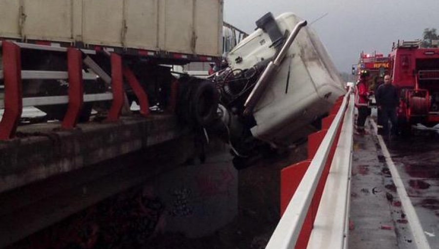 Colisión de cuatro camiones genera gran congestión a entrada de Talca