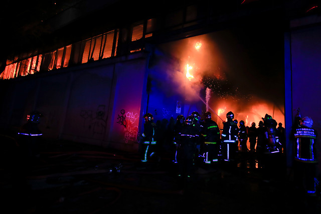 Gran incendio consume bodega en Santiago Centro