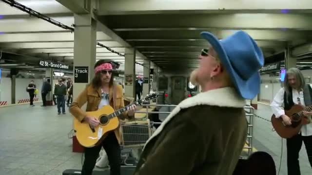 Video: U2 tocando en vivo en el metro de Nueva York