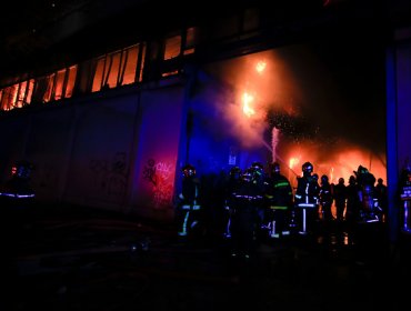 Gran incendio consume bodega en Santiago Centro