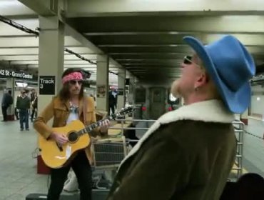 Video: U2 tocando en vivo en el metro de Nueva York