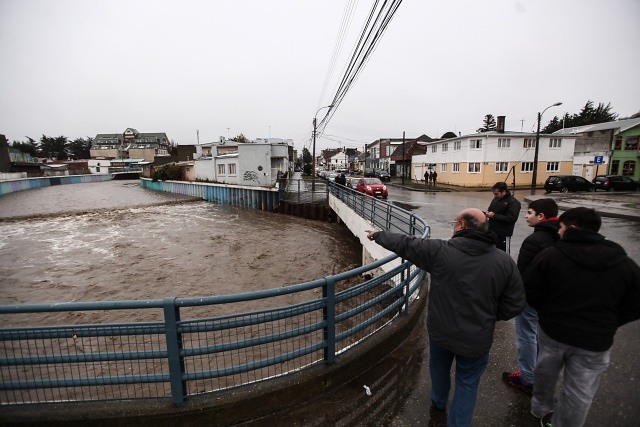 12 daminificados y 3 viviendas anegadas por fuertes lluvias en Punta Arenas