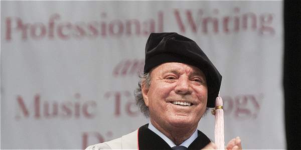 El cantante español Julio Iglesias, doctor "honoris causa" por Berklee