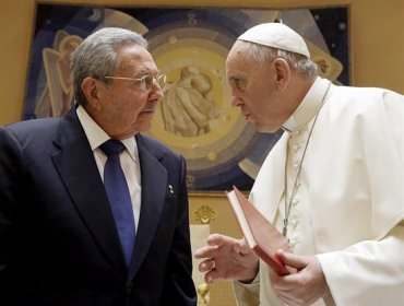 Raúl Castro elogia al papa: si sigue así "volveré" a la Iglesia