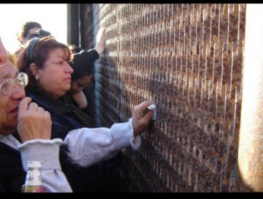 Deportadas celebran Día de la Madre en muro fronterizo entre México y EE.UU.