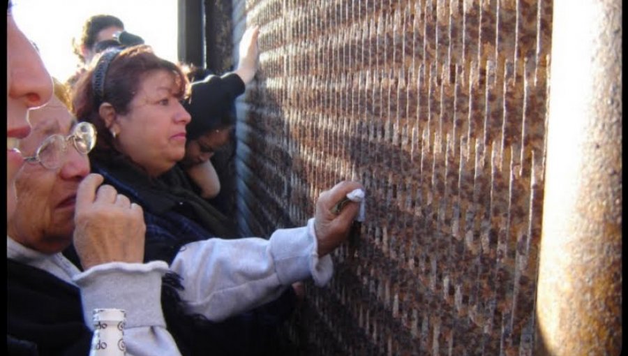 Deportadas celebran Día de la Madre en muro fronterizo entre México y EE.UU.