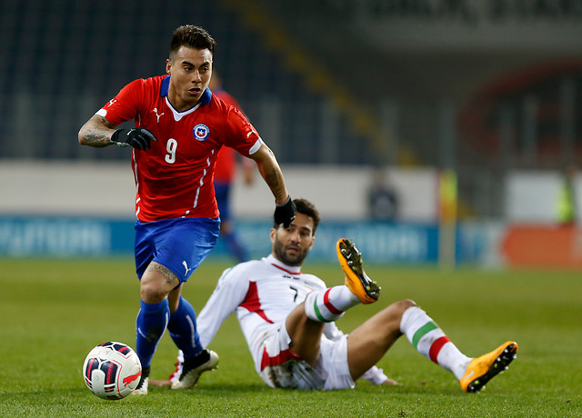 Eduardo Vargas arribó a Chile para incorporarse a la Roja