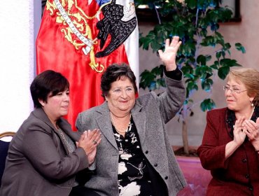 Presidenta entregó el premio "Manuel Bustos" a Mireya Baltra