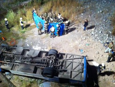 Confirman 5 muertos tras caer minibús al río Tinguiririca en San Fernando