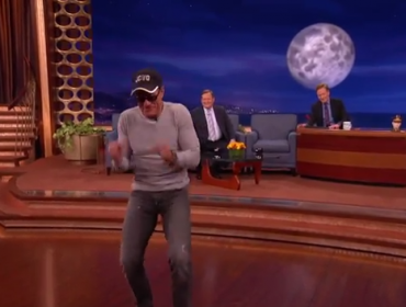 Video: Jean-Claude Van Damme repite baile de película "Kickboxer"