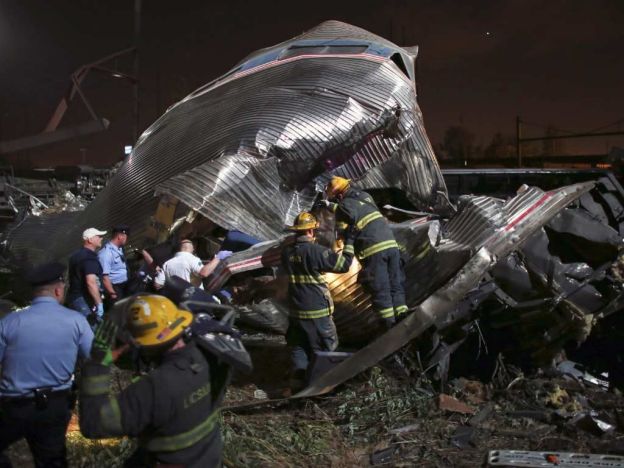 EE.UU.: Al menos 5 muertos y 65 heridos al descarrilar un tren en Filadelfia