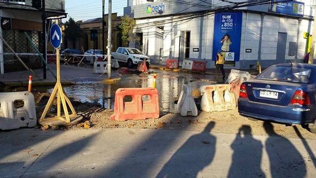 Quillota: Rotura de matriz tiene a ocho mil clientes sin agua potable