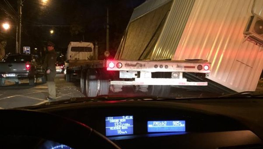 Container corta el tránsito en avenida El Bosque con El Vergel, en Providencia