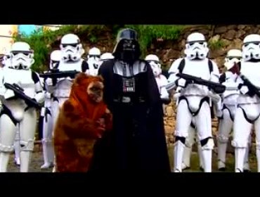 Video: Ciudadanos son perseguidos por soldados de Star Wars