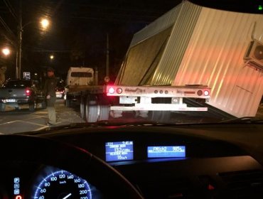 Container corta el tránsito en avenida El Bosque con El Vergel, en Providencia