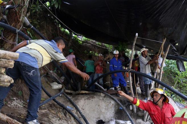 Al menos quince mineros atrapados en un socavón en el centro de Colombia