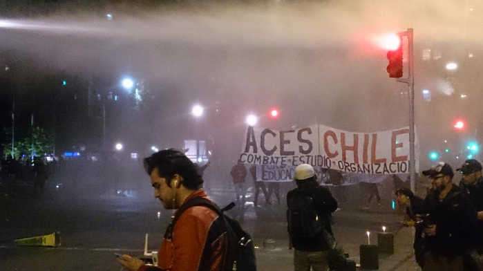 Incidentes frente a La Moneda al término de velatón por jóvenes muertos