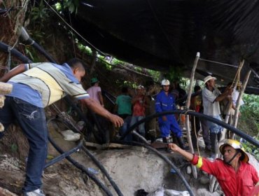 Al menos quince mineros atrapados en un socavón en el centro de Colombia