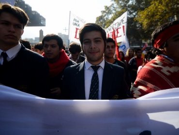 Marcha de estudiantes y profesores pide cambios a reforma educacional