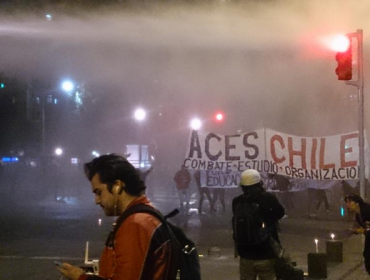 Incidentes frente a La Moneda al término de velatón por jóvenes muertos