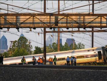 Accidente de tren en Filadelfia pudo deberse a un exceso de velocidad