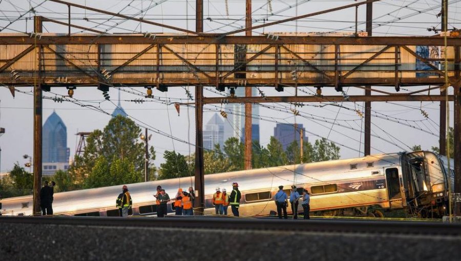 Accidente de tren en Filadelfia pudo deberse a un exceso de velocidad