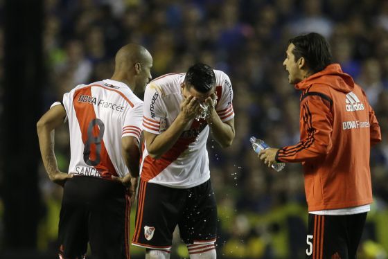 Video: Jugadores del River Plate son atacados con gas lacrimógeno