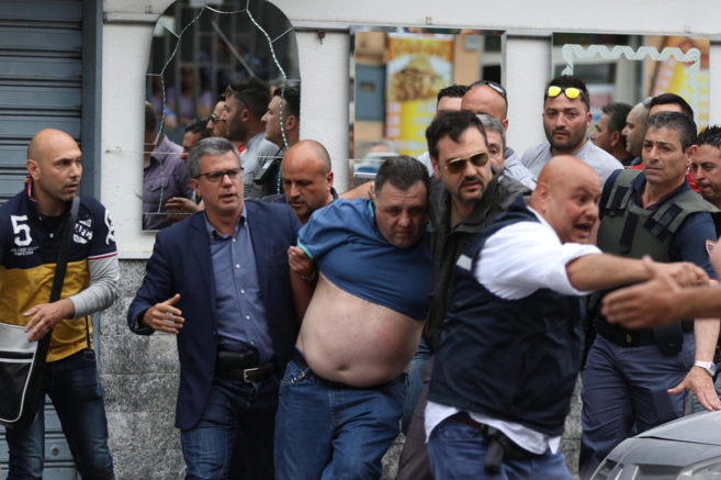 Un hombre mata a cuatro personas a tiros desde un balcón en Nápoles