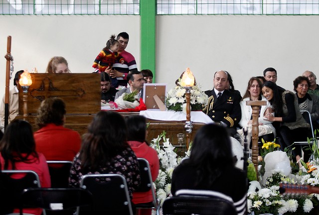 Edecán naval de la Presidenta concurrió al velatorio de Valentina Maureira