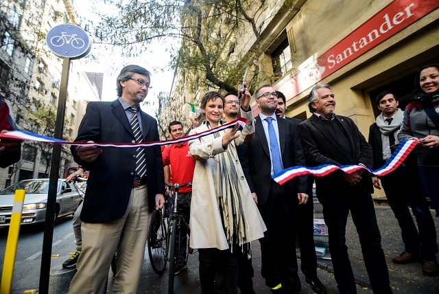 Alcaldesa de Santiago inauguró nueva ciclovía por Teatinos