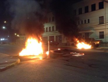 Individuos instalan barricadas en avenida Errázuriz en Valparaíso